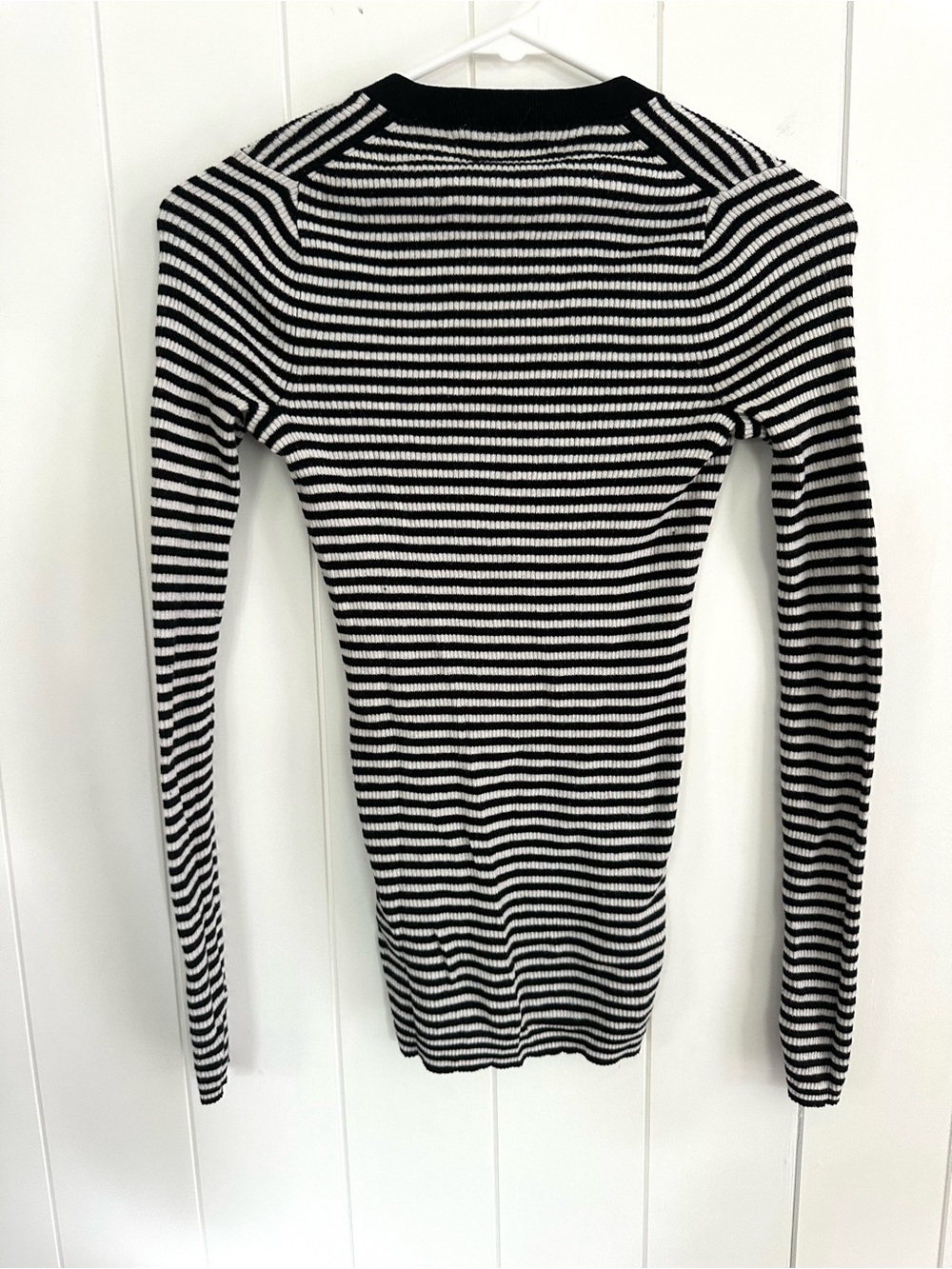 Vintage Club Monaco Black & White Striped V-Neck Cotton and Cashmere Top - Picture 4 of 7